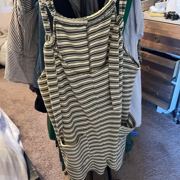 Green and White Striped Sleeveless Top - Picture 3 of 5